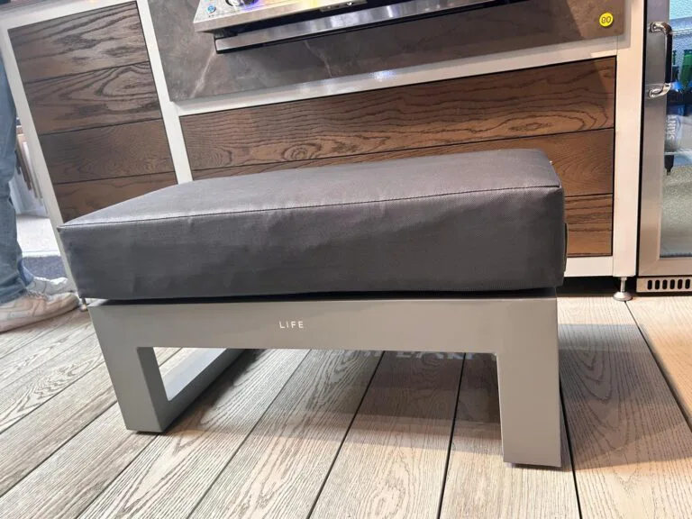 Mallorca bench, outdoor bench, patio furniture, all weather cushion, light grey frame and anthracite cushion from life. Furniture for sale, lifestyle picture, lifestyle picture