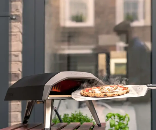 PR240305_ Koda 12 Gas_pizza_oven lifestyle pizza out of oven