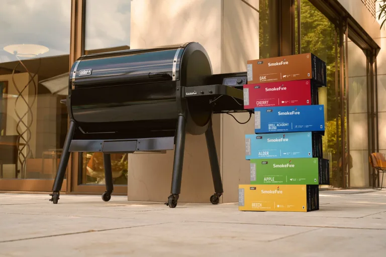 Weber Wood Pellets Stapel with Weber Pellet Grill