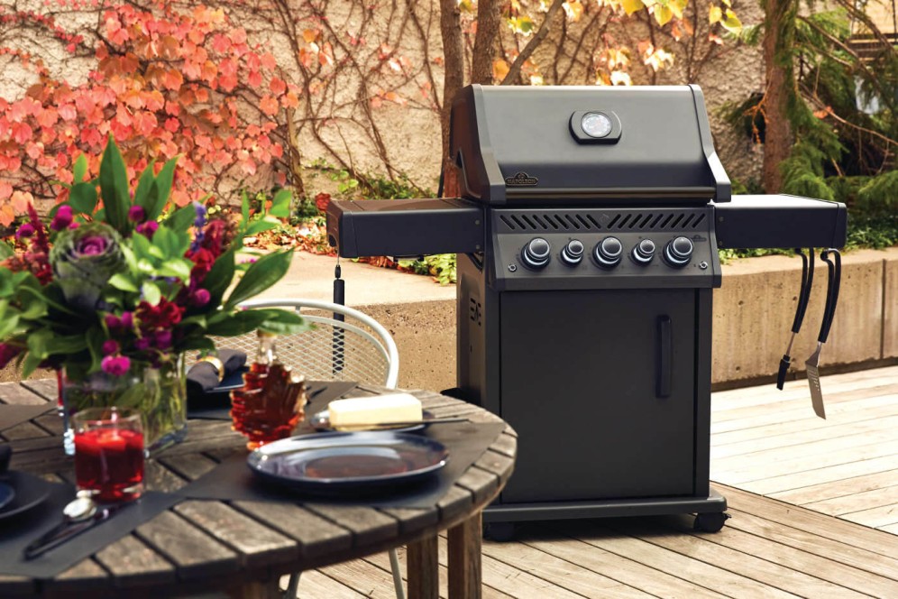 Napoleon Phantom Rogue SE 425 RSIB Gas BBQ - Lifestyle Shot 1