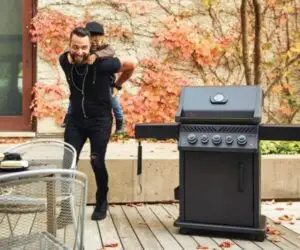 Napoleon Phantom Rogue SE 425 RSIB Gas BBQ lifestyle