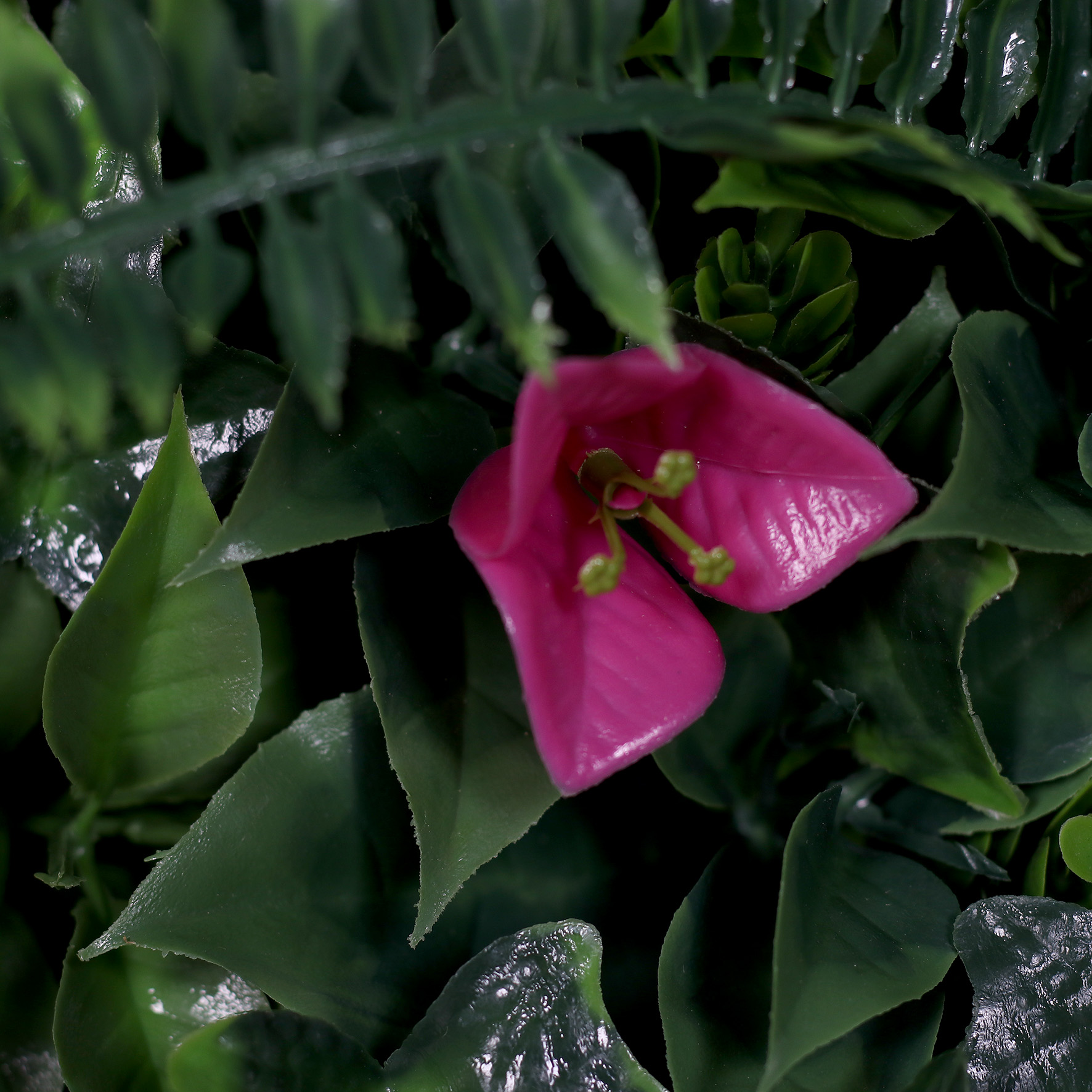 UV-Protected Green Wall Mat with Pink Blossoms – 50x50cm Artificial Hedge Panel