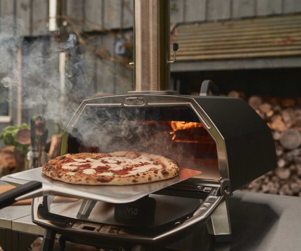UU-P2EE00_karu 2 pro outdoor pizza lifestyle