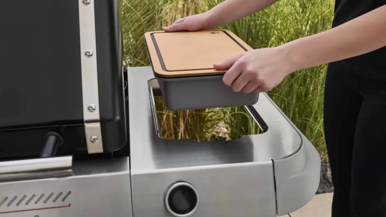 Weber Basin with cutting board for weber gas grills showing how to insert the accessory and fitting space.