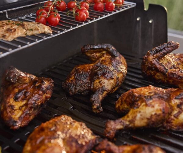 Weber Genesis E 425W gas barbecue food