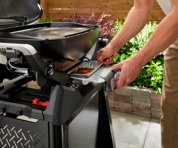 1501112 Q2200N Weber Gas BBQ with Cart Grese Tray